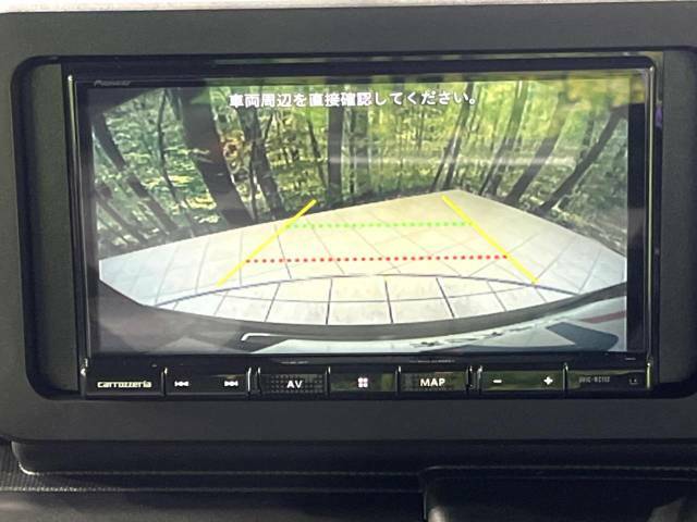 【バックカメラ】駐車時に後方がリアルタイム映像で確認できます。大型商業施設や立体駐車場での駐車時や、夜間のバック時に大活躍！運転スキルに関わらず、今や必須となった装備のひとつです！