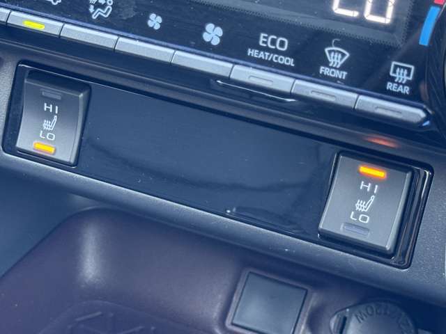 【シートヒーター】冬場にうれしいシートヒーターを装備。シート自体が温まりますので、冬場のドライブをよりお楽しみいただけます。
