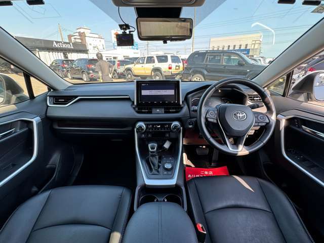 【室内】コックピット。車内もキレイで嫌な臭いもありません！ご納車後の臭いが付きにくくなる「空気触媒コーティング」もあります。
