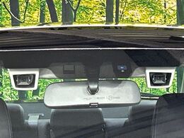 【アイサイトVer2】前方の車両等を検知し、衝突しそうな時は警報で注意を促し、ブレーキを踏む力をサポート。ブレーキを踏めなかった場合は衝突被害軽減ブレーキが作動、衝突回避をサポートします。