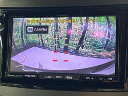 【バックカメラ】駐車時に後方がリアルタイム映像で確認できます。大型商業施設や立体駐車場での駐車時や、夜間のバック時に大活躍！運転スキルに関わらず、今や必須となった装備のひとつです！