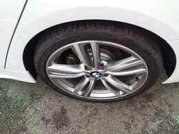 純正19インチアルミついてます。ドレスアップカー多数！高品質、低価格をモットーに査定資格を持った仕入れスタッフが、自分の目で見て良質な車のみを展示しておりますので、安心してお求め頂けます！