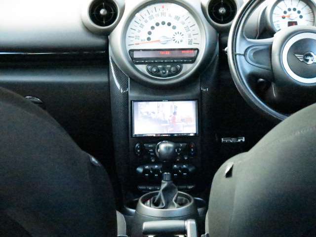 ◆トランスミッションはスポーティなマニュアル感覚の走行が味わえる、ステップトロニック付6速オートマ◆