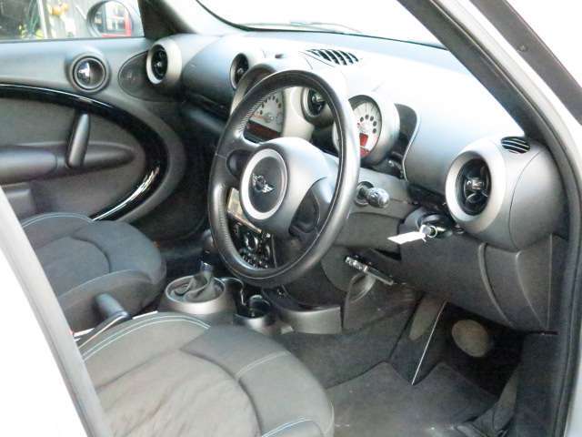 ◆インスツルメントパネルやインテリアトリムなどは、調和しなが洗練された室内を作り上げ、スイッチ類によって、優れた操作性をも実現。ドライバーの視線や動線を考え、人間工学に基づきデザインされています◆