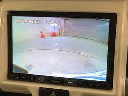 リバースギアに入れるだけで後方の表示へ切り替わります。夜間や雨の日の駐車も楽になりますよ。