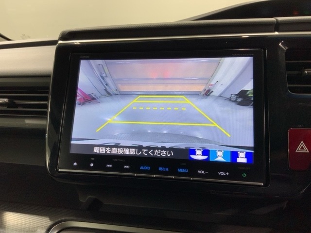 リバースギアに入れるだけで後方の表示へ切り替わります。夜間や雨の日の駐車も楽になりますよ。