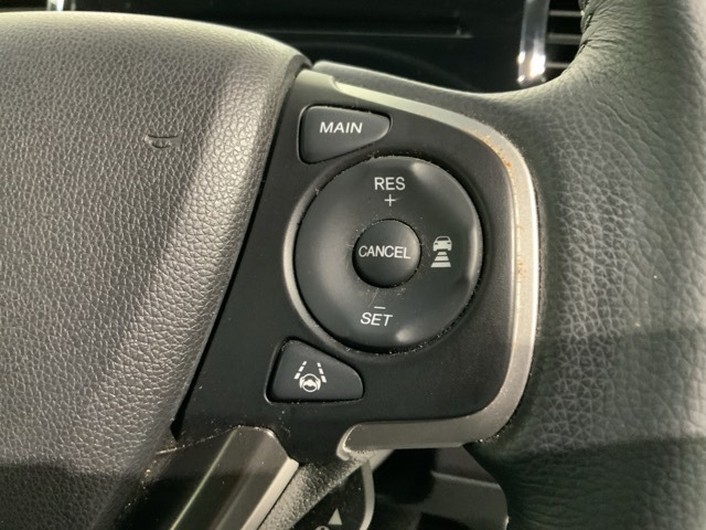 クルーズコントロールを装備しています。高速道路などで一定の速度で走ってくれるので運転が楽ですよ！速度を設定できますので、スピードの出しすぎにも注意できます。