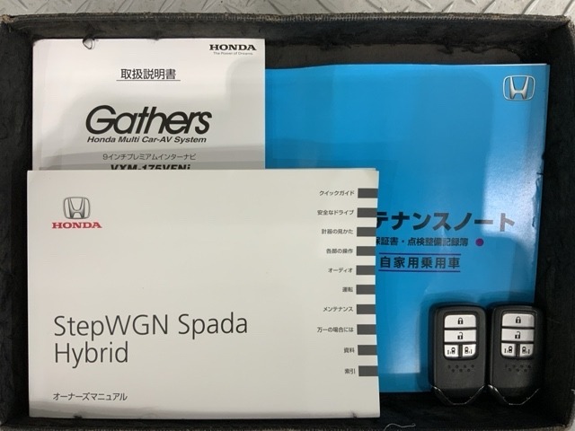 スマートキーは鍵をバッグに入れたままでもドアロックの開閉やエンジンのON・OFFができます。夜間や雨の日も鍵を探さなくて良いので便利です。