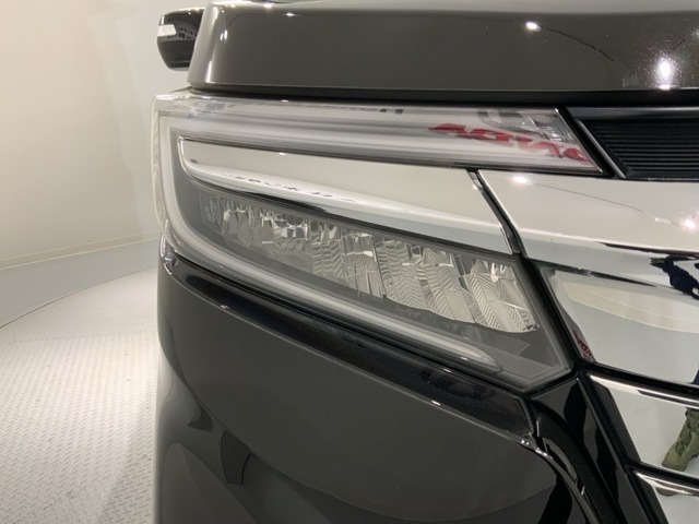 LEDヘッドライトは、点灯の瞬間から最大光量を発揮し、突然暗くなるトンネルなどでの安定感を高めます。