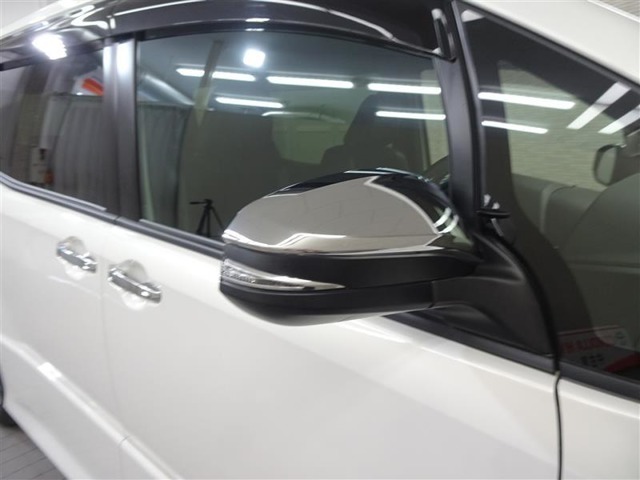 広々とした車内空間に優れた燃費性能。更にデザインも上質で人気のお車です！