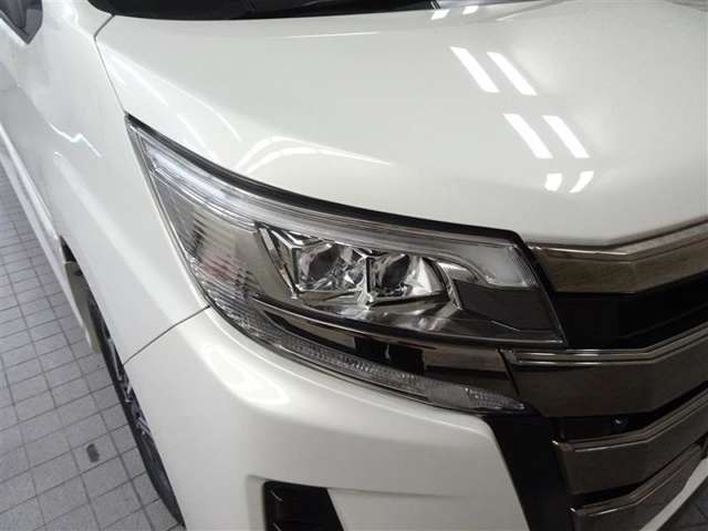 LEDヘッドライトです。デザイン性がよくとても明るいので、夜間の走行や悪天候でも安心です。しかも長寿命！