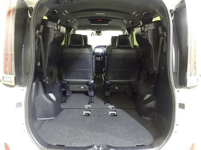 3列目シートは跳ね上げ式で折りたたみ可能です。キャンプ用品など大きな荷物もばっちり収納可能です！