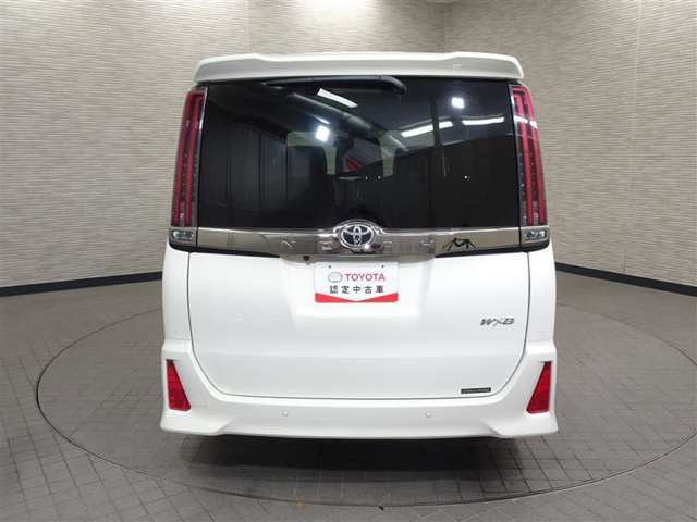 バックカメラが付いているので後方確認が非常にしやすいです。今や運転初心者も熟練者も必須装備！ついていて損はないですね♪