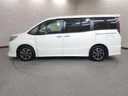両側パワースライドドア付きだから、狭い駐車スペースなどでの 乗り降りラクラク！小さなお子さまのいるご家庭には嬉しい装備。