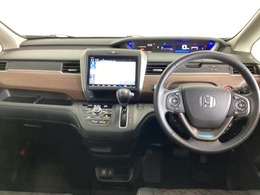 車内は光触媒抗菌消臭施工済です。スタイリッシュなデザインで暖かみのあるインパネ周りを演出します。グローブボックスやカップホルダーのほかにトレーなどたくさんの収納スペースが装備されています。
