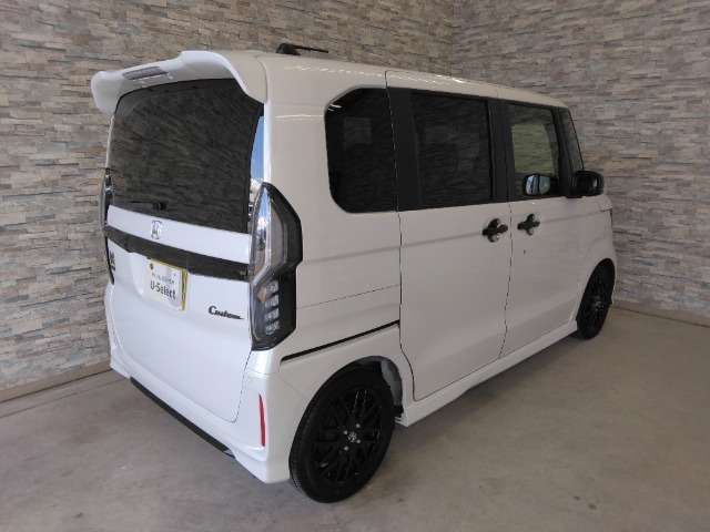 オプションになりますが、ボディーコーティングもご用意しております。新車の輝きに近づき、洗車などのお手入れも楽になりますよ。