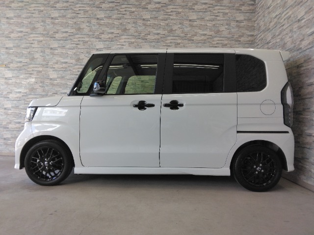オプションになりますが、ボディーコーティングもご用意しております。新車の輝きに近づき、洗車などのお手入れも楽になりますよ。
