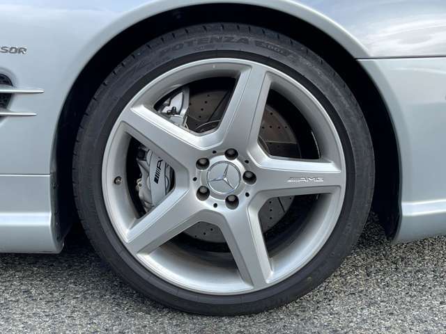 純正アルミ履いてます！重量や質感、精度等はメーカー指定のホイールだけあります！