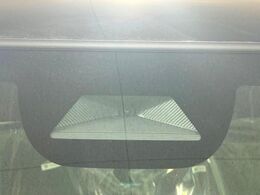 【ホンダセンシング】走行中に前方の車両等を認識し、衝突しそうな時は警報とブレーキで衝突回避と被害軽減をアシスト。より安全にドライブをお楽しみいただけます。