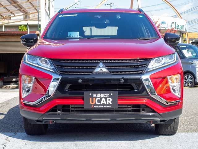 きりっと引き締まったカスタムフェイスが魅力です。LEDヘッドライト、ハロゲンフォグランプ装備で夜のドライブも安心です