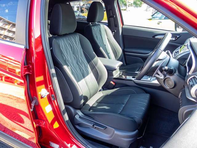 運転席・助手席にシートヒーターを装備