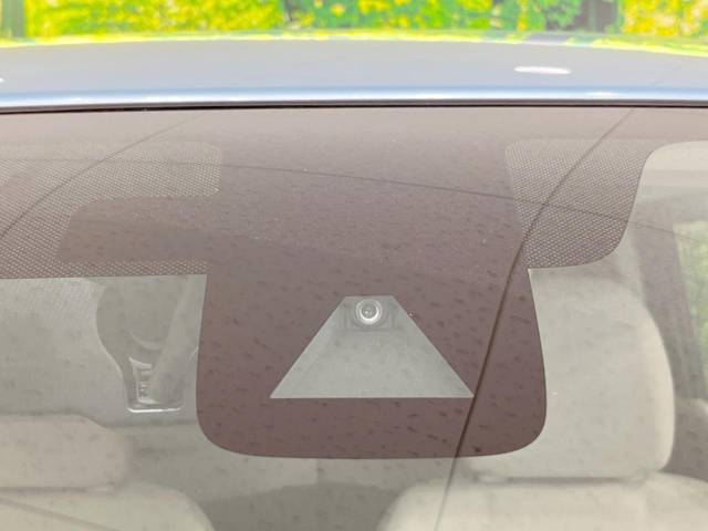 【三菱e-Assist】走行中に前方の車両等を認識し、衝突しそうな時は警報とブレーキで衝突回避と被害軽減をアシスト。より安全にドライブをお楽しみいただけます。