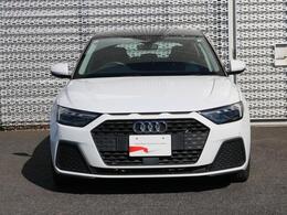 Audiの特徴シングルフレームグリルは力強さとエレガントな雰囲気を醸し出します。