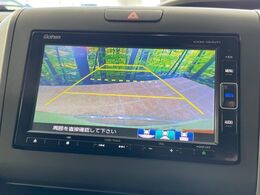 【バックカメラ】駐車時に後方がリアルタイム映像で確認できます。大型商業施設や立体駐車場での駐車時や、夜間のバック時に大活躍！運転スキルに関わらず、今や必須となった装備のひとつです！