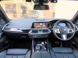 ◆インスツルメントパネルやインテリアトリムなどは、調和しなが洗練された室内を作り上げ、スイッチ類によって、優れた操作性をも実現。ドライバーの視線や動線を考え、人間工学に基づきデザインされています◆