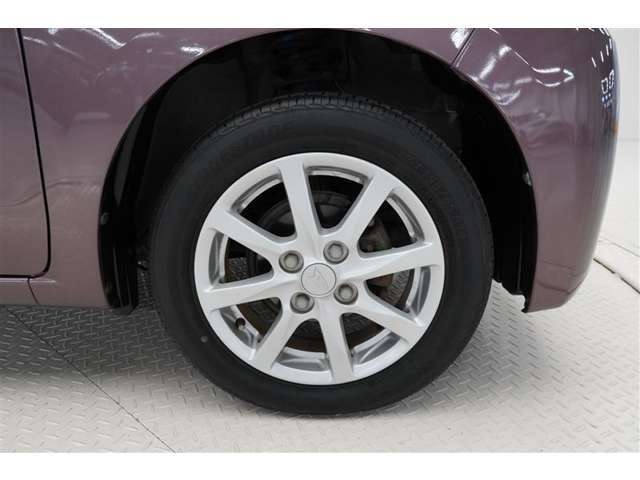 タイヤサイズは155/65R14です。