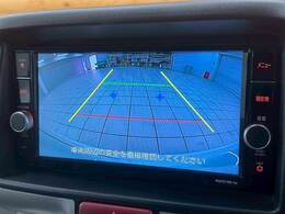 【カラーバックモニター】を装備しております。リアの映像がカラーで映し出されますので日々の駐車も安心安全です。