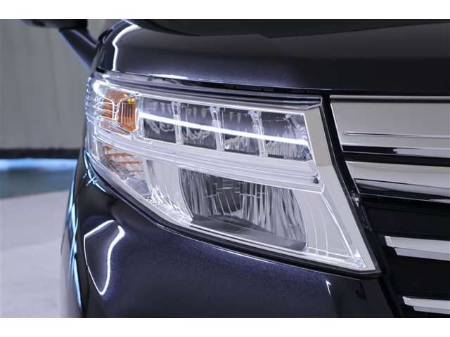 とても明るくて省電力のLEDヘッドライト付きフォグランプ付きで、霧の時にヘッドライトだけでは見えにくい路肩やセンターラインの視認性が向上し安心です