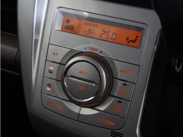 【オートエアコン】温度を設定すれば自動で快適な車内温度を保ちます。エアコン内部の高性能脱臭フィルターで車内のアレルゲンや花粉を除去。