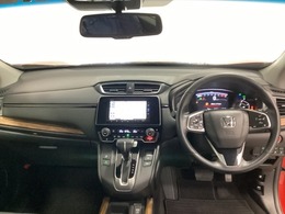 車内は光触媒抗菌消臭施工済です。スタイリッシュなデザインでスポーティなインパネ周りを演出します。グローブボックスやカップホルダーのほかにトレーなどたくさんの収納スペースが付いています。