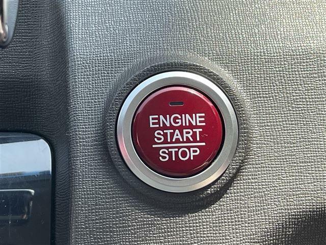 プッシュスタート★エンジンスタートは、ボタンを押すだけ！車内へ乗り込むときからエンジンスタートまで鞄から鍵を取り出す必要がありません。スマートにこなせますね！
