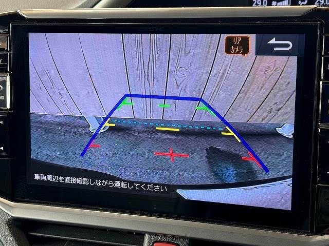 【カラーバックモニター】を装備しております。リアの映像がカラーで映し出されますので日々の駐車も安心安全です。