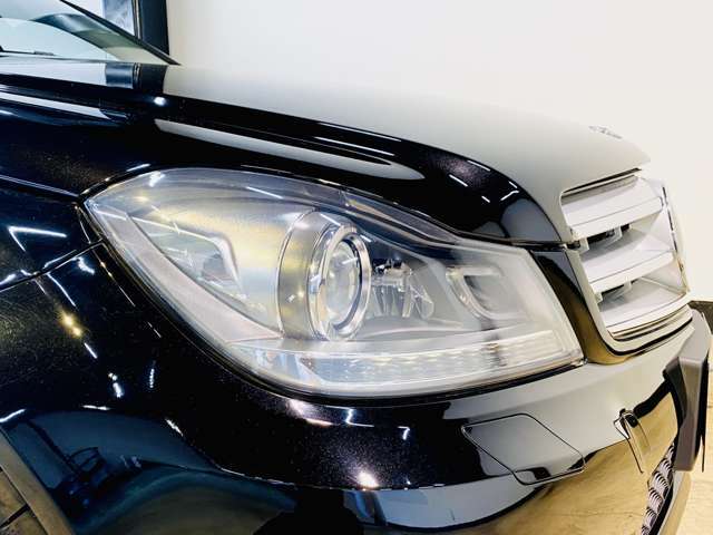 ●アダプティブバイキセノンヘッドライト装備車で視認性が良く、ハンドルの切れ角にあわせて光軸を向ける機能などが装備されております。状態の良いお車です♪