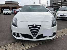 当店ではお客様に気持ちよくお乗り頂ける様、内装清掃及び外装も磨きピカピカに仕上げてして納車させて頂いております。