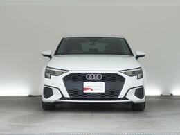 AUDIの特徴シングルフレームグリルは力強さとエレガントな雰囲気を醸し出します。