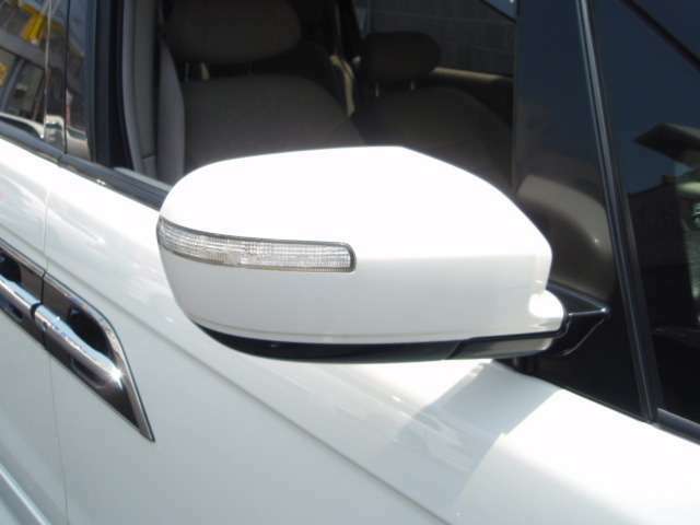 ウィンカードアミラー装備！対向車への視認性や左側巻込み防止にも役立ちます。