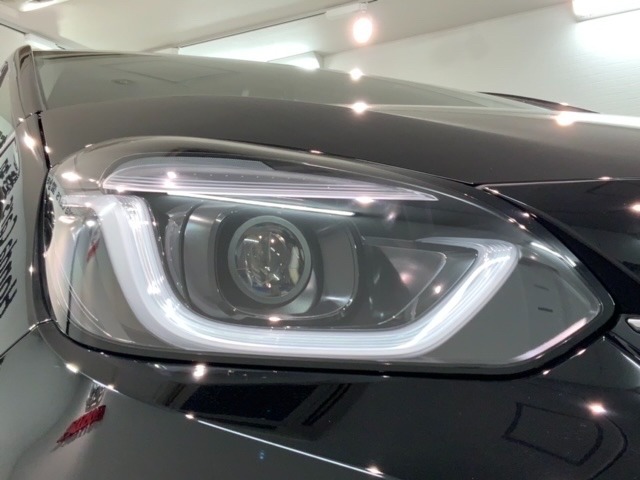 LEDヘッドライトは、点灯の瞬間から最大光量を発揮し、突然暗くなるトンネルなどでの安定感を高めます。