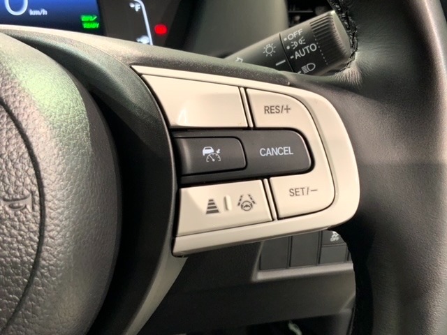 クルーズコントロールを装備しています。高速道路などで一定の速度で走ってくれるので運転が楽ですよ！速度を設定できますので、スピードの出しすぎにも注意できます。