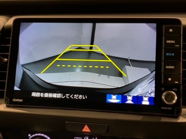 リバースギアに入れるだけで後方の表示へ切り替わります。夜間や雨の日の駐車も楽になりますよ。