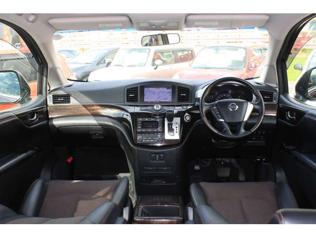 エルグランドかっこいい内装！☆内装美車☆ダッシュボードもシートも当然キレイ・清潔に仕上げております。内装のキレイなお車は気持ちがいいですし、コンディションのいい車が多いんです。