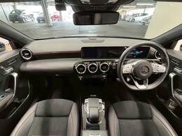 見通しの良いコックピットは普段のドライブに最適。運転しやすいお車となります。