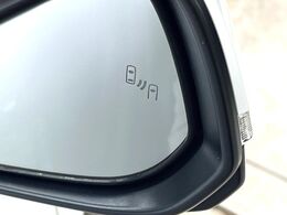 【ブラインドスポットモニター】走行中、ドアミラーの死角になりやすい箇所に後続車が接近するとサイドミラーのレンズに警告を表示！ドライバーに注意喚起をしてくれます。