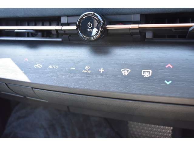 オートエアコンで温度を設定するだけで快適な車内環境を維持することができます！