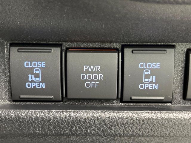 【両側パワースライドドア】スマートキーや運転席のスイッチで後席両側スライドドアの開閉が可能♪電動だから力を入れてドアを開ける必要が無く、小さなお子様でも簡単に開け閉めでき快適です♪