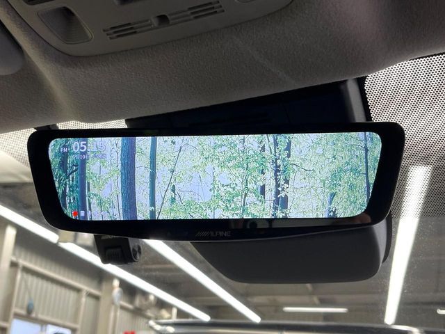 【デジタルインナーミラー】後席の大きな荷物や同乗者で後方が確認しづらい時でも安心！カメラが撮影した車両後方の映像をルームミラー内に表示。クリアな視界で状況の確認が可能です！