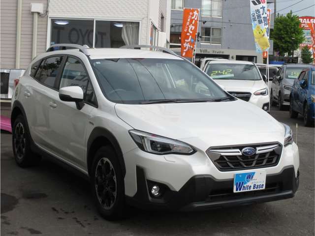 人気色のクリスタルホワイトパール☆　1オーナー美車☆　スバルの特別保証が2025年11月まであり安心です☆